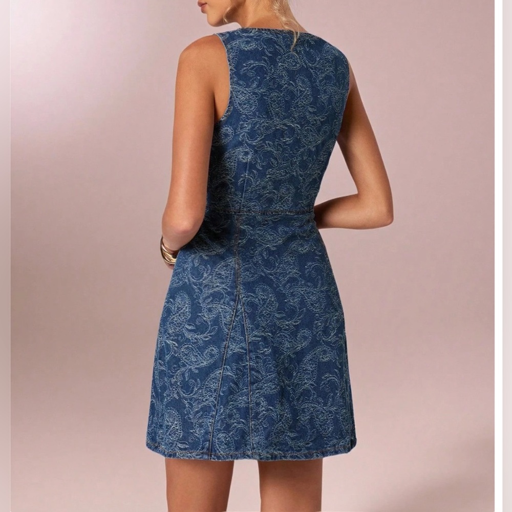 Button-Down Denim V-Neck Dress with Scroll Paisley Pattern - Picture 4 of 8